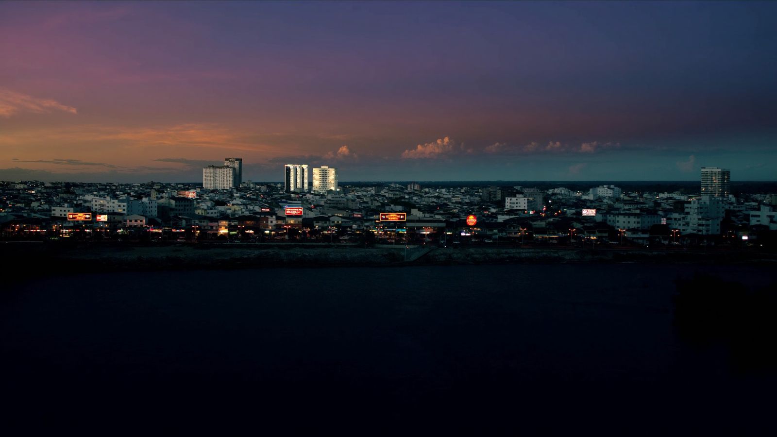 Cidade brasileira ao entardecer, imagem ilustrativa