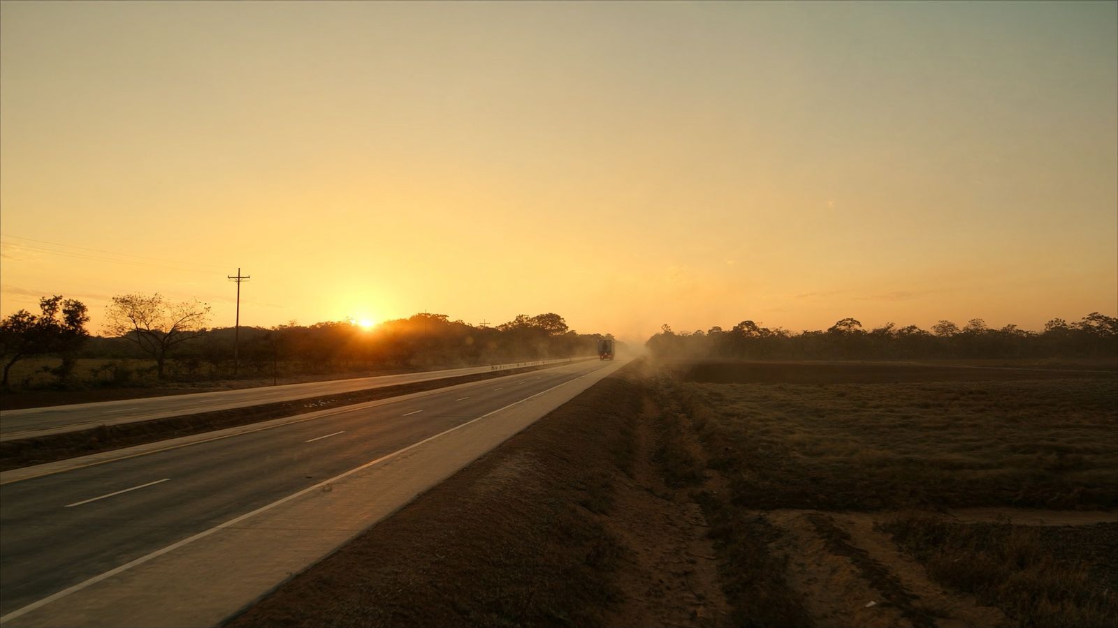 Rodovia no cerrado ao entardecer, imagem ilustrativa